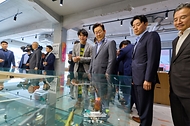 이재명 대통령이 15일 국내 게임사 크래프톤의 게임·문화 플랫폼 서울 성동구 펍지 성수에서 게임 관련 공간을 관람하고 있다.