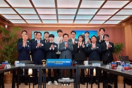 이재명 대통령이 15일 국내 게임사 크래프톤의 게임·문화 플랫폼 서울 성동구 펍지 성수에서 열린 K-게임 현장 간담회에서 참석자들과 기념촬영을 하고 있다.