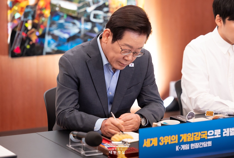 이재명 대통령이 15일 국내 게임사 크래프톤의 게임·문화 플랫폼 서울 성동구 펍지 성수에서 열린 K-게임 현장 간담회를 하고 있다.
