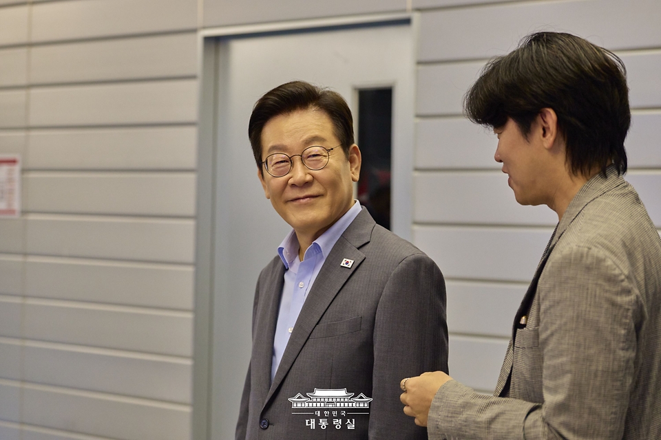 이재명 대통령이 15일 국내 게임사 크래프톤의 게임·문화 플랫폼 서울 성동구 펍지 성수에서 게임 관련 공간을 관람하고 있다.