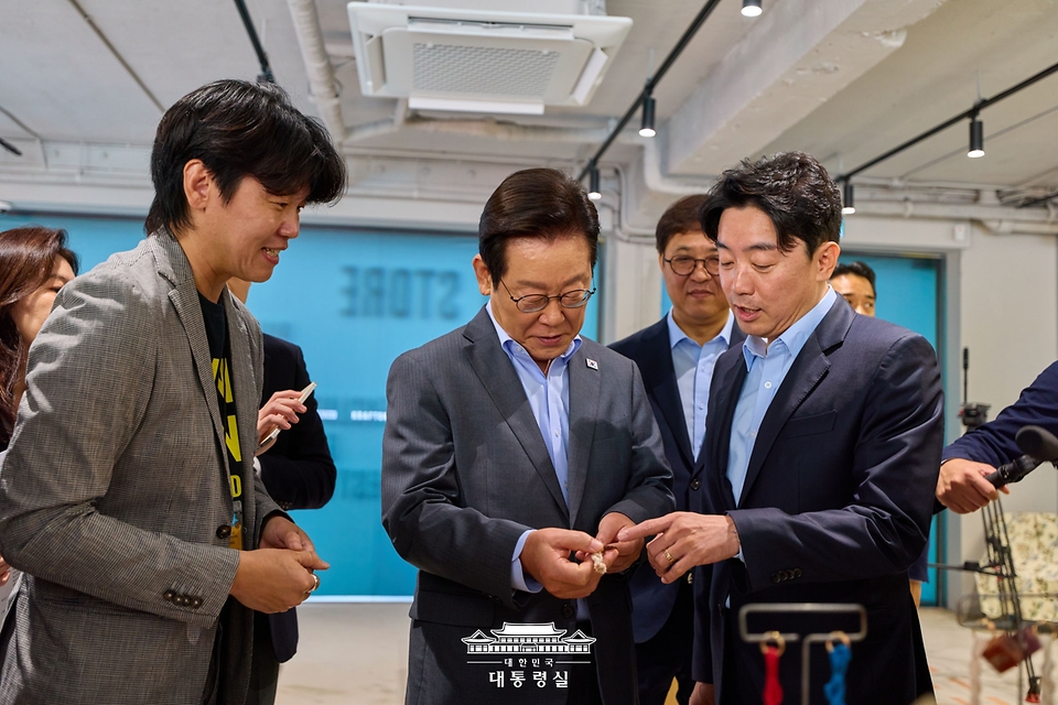 이재명 대통령이 15일 국내 게임사 크래프톤의 게임·문화 플랫폼 서울 성동구 펍지 성수에서 게임 관련 공간을 관람하고 있다.