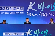 이재명 대통령이 5일 인천 송도 컨벤시아 그랜드 볼룸에서 열린 '바이오 혁신 토론회'에서 발언하고 있다. 