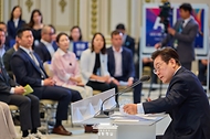 이재명 대통령이 11일 청와대 영빈관에서 '회복을 위한 100일, 미래를 위한 성장'을 주제로 열린 취임 100일 기자회견에서 발언하고 있다.