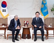 이재명 대통령이 21일 서울 용산 대통령실에서 빌 게이츠 게이츠재단 이사장을 접견하고 있다.
