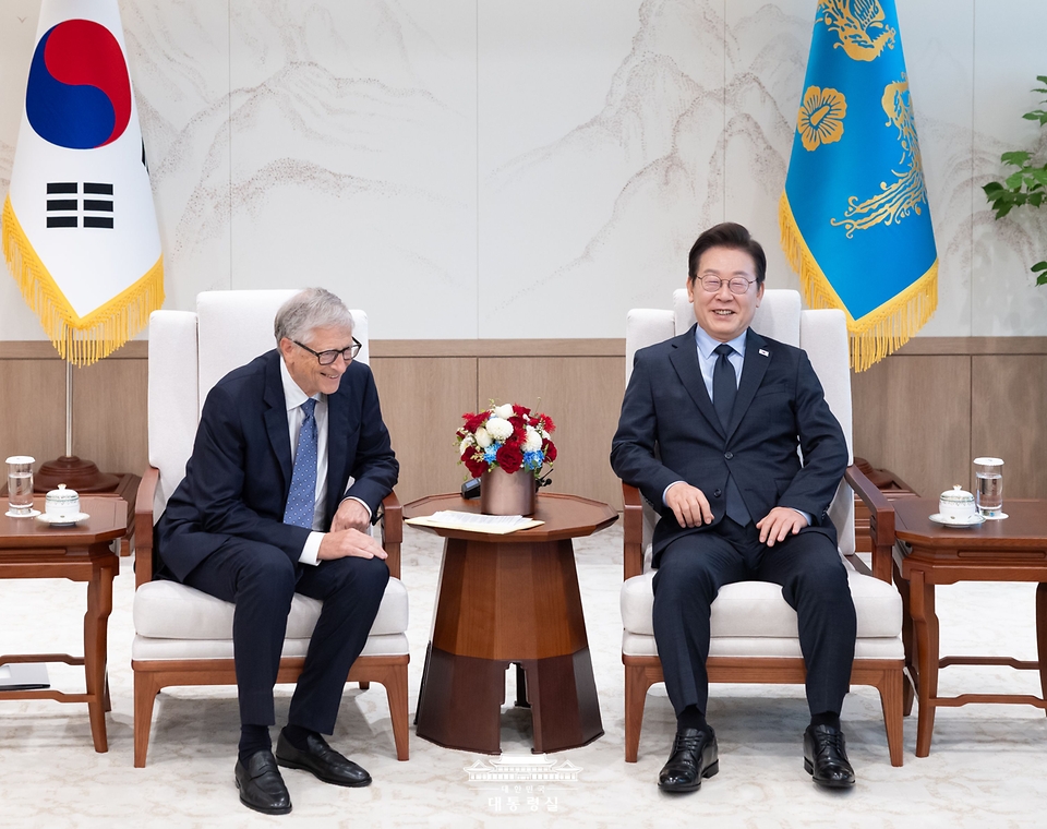이재명 대통령이 21일 서울 용산 대통령실에서 빌 게이츠 게이츠재단 이사장을 접견하고 있다.
