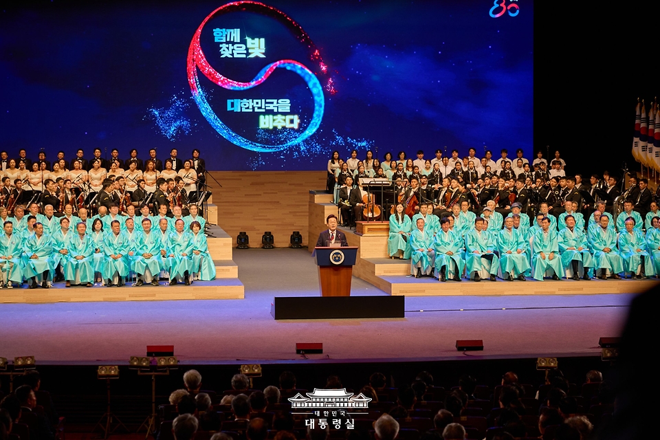 이재명 대통령이 15일 서울 종로구 세종문화회관에서 열린 제80주년 광복절 경축식에서 경축사를 하고 있다.
