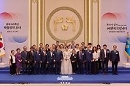 이재명 대통령과 부인 김혜경 여사가 14일 청와대 영빈관에서 열린 ‘광복 80주년, 대통령의 초대’ 행사에서 참석자들과 함께 기념촬영을 하고 있다.
