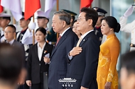 이재명 대통령과 또 럼 베트남 당서기장이 11일 서울 용산 대통령실 청사에서 열린 공식환영식에서 국기에 경례를 하고 있다.

