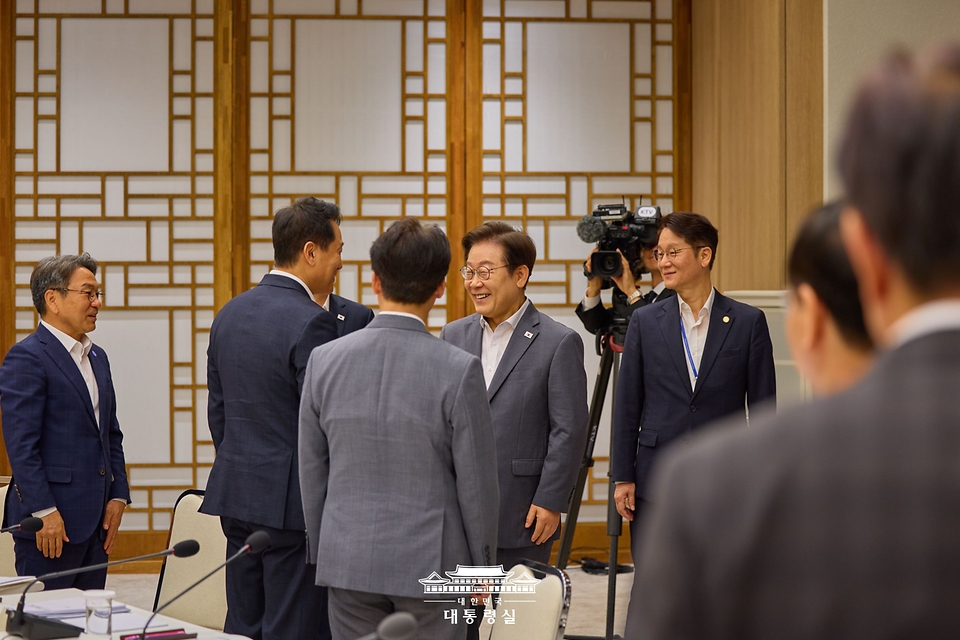 이재명 대통령이 1일 서울 용산 대통령실 청사에서 열린 전국 시·도지사 간담회에 참석하며 인사를 나누고 있다.
