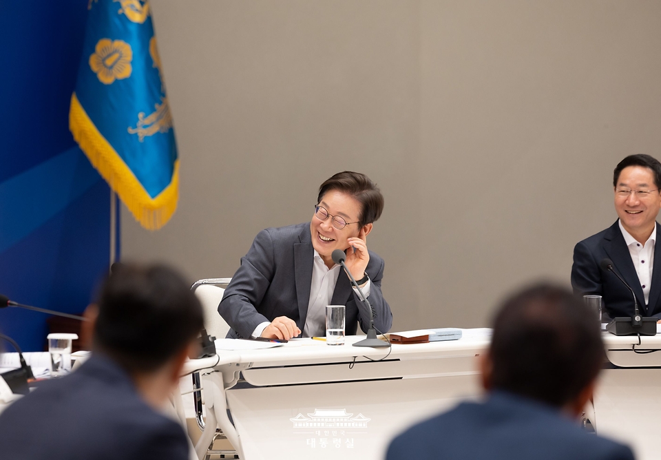 이재명 대통령이 1일 서울 용산 대통령실 청사에서 열린 전국 시·도지사 간담회에서 미소를 짓고 있다. 
