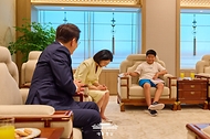 이재명 대통령과 김혜경 여사가 4일 서울 용산 대통령실 청사에서 열린 어린이 초청 행사에서 참석한 어린이들과 대화하고 있다.