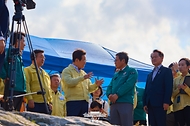 이재명 대통령이 30일 강원 강릉시 성산면 오봉저수지를 방문해 가뭄 피해 상황 등을 점검하고 있다.
