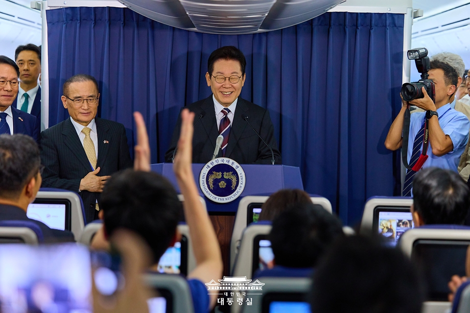 이재명 대통령이 24일(현지시간) 한·일정상회담을 마치고 일본 도쿄에서 미국 워싱턴DC로 향하는 공군 1호기에서 기내 기자간담회를 하고 있다.
