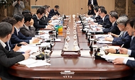 이재명 대통령이 13일 서울 용산 대통령실 청사에서 열린 나라재정 절약 간담회에서 자료를 살펴보고 있다.
