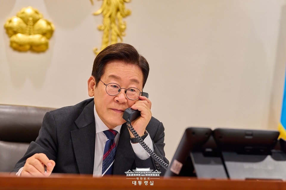 이재명 대통령이 16일 서울 용산 대통령실 청사에서 아누틴 찬위라꾼 태국 총리와 통화하고 있다.