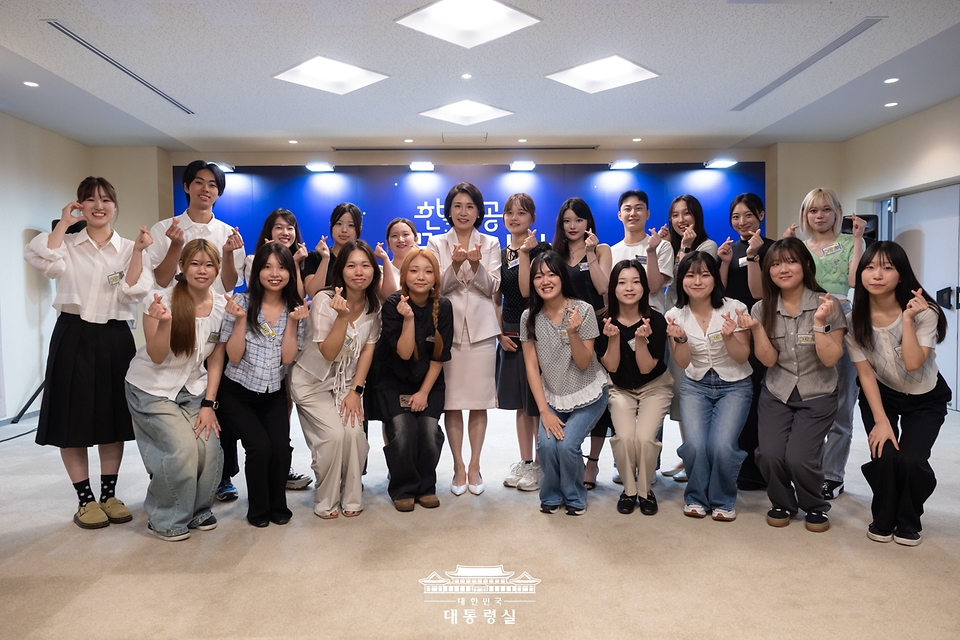 김혜경 여사가 24일(현지시간) 일본 도쿄 메지로대학교를 방문해 한국어학과 학생들과 간담회를 마친 뒤 기념촬영을 하고 있다. 
