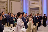 이재명 대통령과 부인 김혜경 여사가 14일 청와대 영빈관에서 열린 ‘광복 80주년, 대통령의 초대’ 행사에서 국민의례를 하고 있다.
