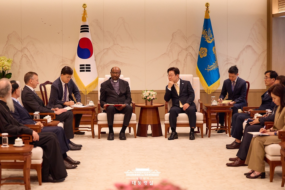 이재명 대통령이 11일 서울 용산 대통령실 청사에서 제리 필레이 세계교회협의회(WCC) 총무를 접견하고 있다. 
