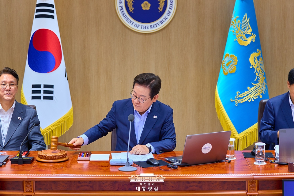 이재명 대통령이 29일 서울 용산 대통령실 청사에서 열린 제39회 임시 국무회의에서 의사봉을 두드리고 있다.