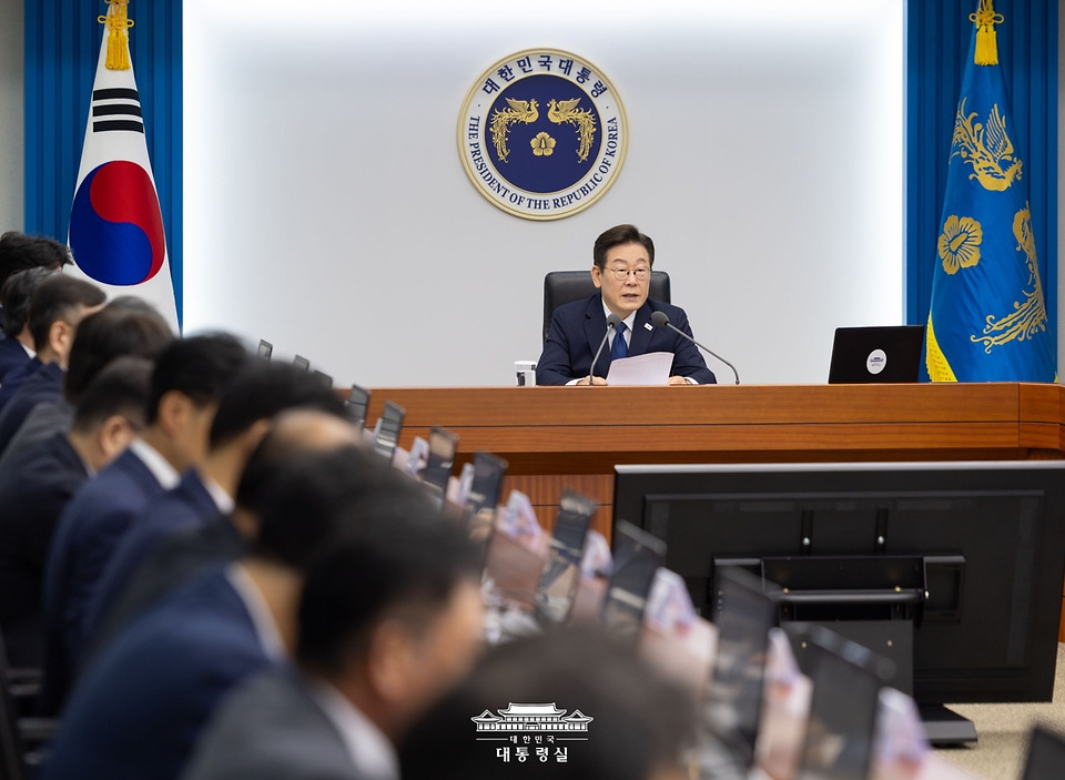 이재명 대통령이 4일 서울 용산 대통령실 청사에서 열린 제9차 수석·보좌관 회의에서 발언하고 있다.