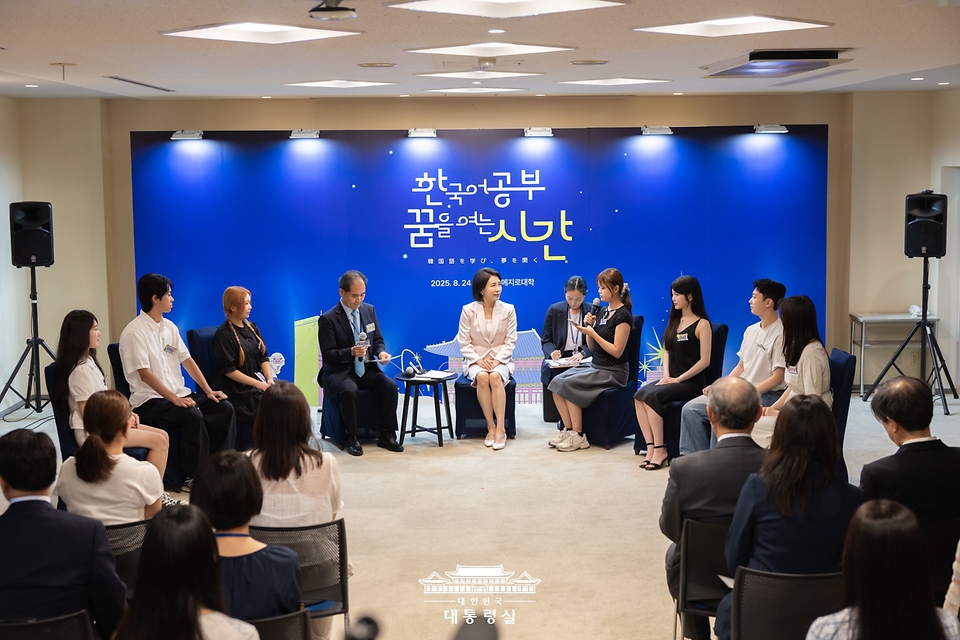 김혜경 여사가 24일(현지시간) 일본 도쿄 메지로대학교를 방문해 한국어학과 학생들과 대화를 하고 있다. 
