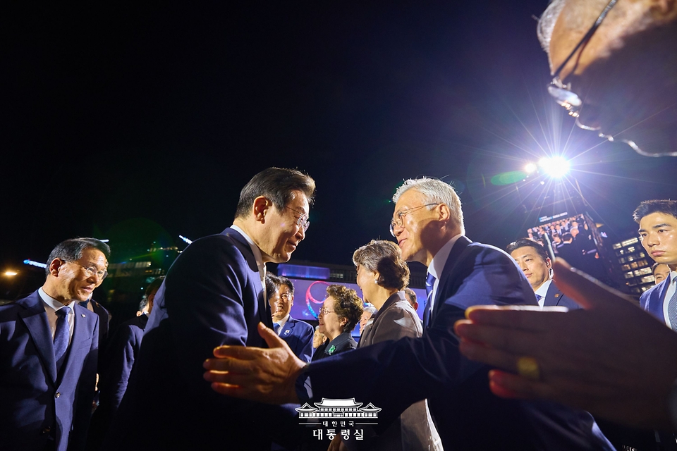 이재명 대통령이 15일 서울 세종대로 광화문광장에서 열린 '광복 80년, 국민 주권으로 미래를 세우다' 제21대 대통령 국민 임명식에서 문재인 전 대통령과 인사를 나누고 있다.
