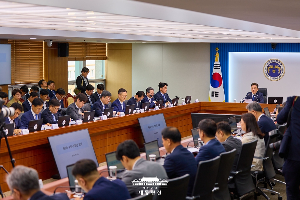 이재명 대통령이 4일 서울 용산 대통령실 청사에서 열린 제9차 수석·보좌관 회의에서 발언하고 있다.