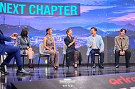 이재명 대통령이 20일 서울 서초구 아리랑국제방송에서 녹화되는 특별 프로그램 '케이팝 더 넥스트 챕터(K-Pop:The Next Chapter)'에 출연해 넷플릭스 애니메이션 '케이팝 데몬 헌터스'(케데헌) 메기 강 감독, 걸그룹 트와이스 멤버 등 출연진들과 K팝 산업의 미래에 관해 논의하고 있다. 
