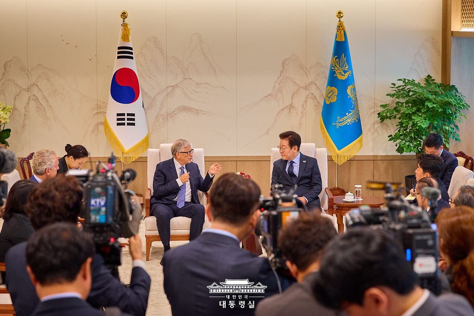 이재명 대통령이 21일 서울 용산 대통령실에서 빌 게이츠 게이츠재단 이사장과 대화하고 있다.
