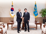 이재명 대통령이 21일 서울 용산 대통령실에서 빌 게이츠 게이츠재단 이사장과 기념촬영을 하고 있다. 
