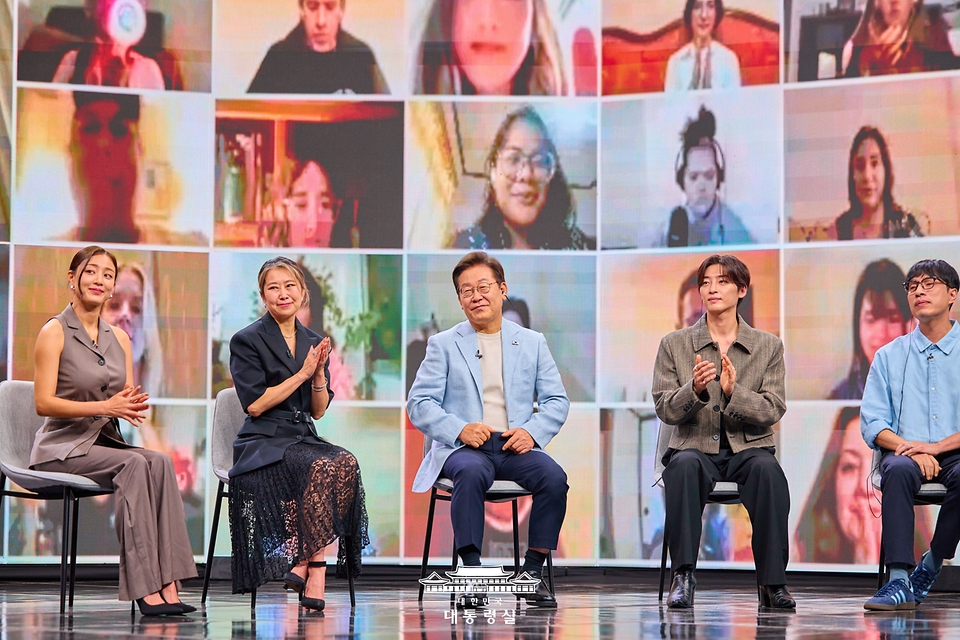 이재명 대통령이 20일 서울 서초구 아리랑국제방송에서 녹화되는 특별 프로그램 '케이팝 더 넥스트 챕터(K-Pop:The Next Chapter)'에 출연해 넷플릭스 애니메이션 '케이팝 데몬 헌터스'(케데헌) 메기 강 감독, 걸그룹 트와이스 멤버 등 출연진들과 K팝 산업의 미래에 관해 논의하고 있다. 
