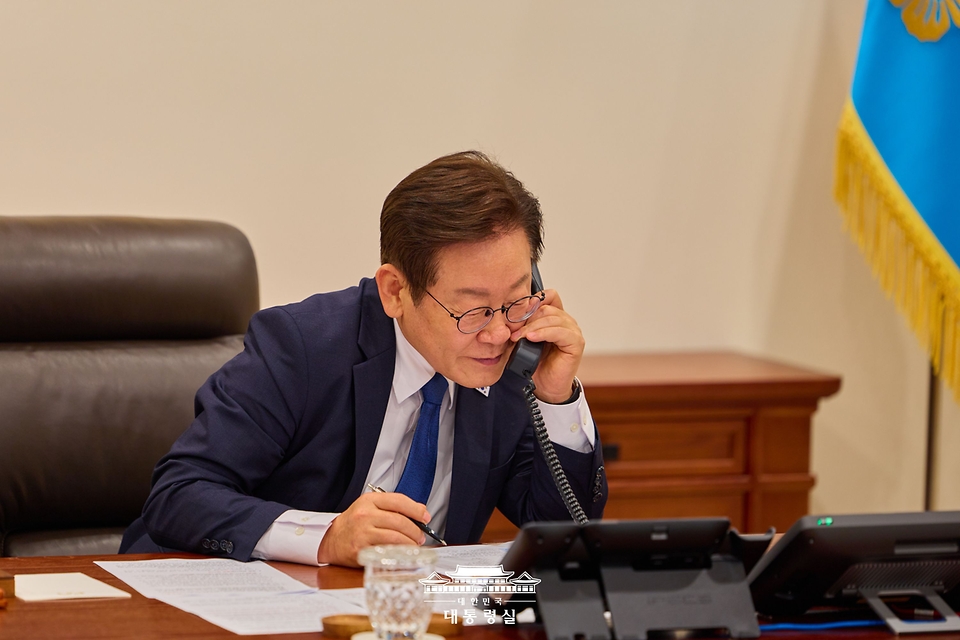 이재명 대통령이 4일 서울 용산 대통령실 청사 집무실에서 오흐나 후렐수흐 몽골 대통령과 전화 통화를 하고 있다.