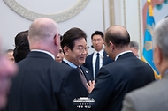 이재명 대통령이 지난 15일 청와대 영빈관에서 열린 '대통령의 초대, 주한외교단 만찬'에서 참석자들과 대화를 하고 있다.
