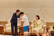 이재명 대통령과 김혜경 여사가 4일 서울 용산 대통령실 청사에서 열린 어린이 초청 행사에서 참석한 어린이들에게 책을 선물하고 있다.