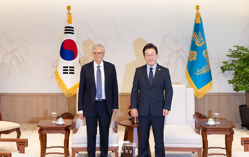이재명 대통령이 21일 서울 용산 대통령실에서 빌 게이츠 게이츠재단 이사장과 기념촬영을 하고 있다. 
