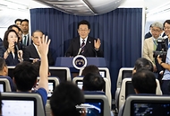 이재명 대통령이 24일(현지시간) 한·일정상회담을 마치고 일본 도쿄에서 미국 워싱턴DC로 향하는 공군 1호기에서 기내 기자간담회를 하고 있다.
