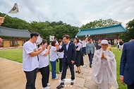 이재명 대통령과 김혜경 여사가 17일 서울 은평구 진관사를 방문하고 있다. 
