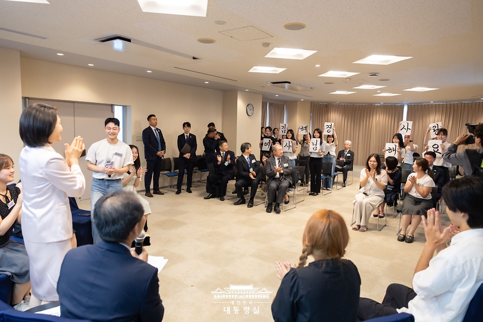 김혜경 여사가 24일(현지시간) 일본 도쿄 메지로대학교를 방문해 한국어학과 학생들과 대화를 하고 있다. 
