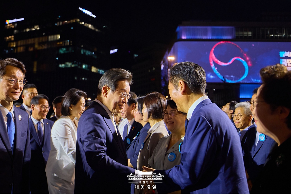 이재명 대통령이 15일 서울 세종대로 광화문광장에서 열린 '광복 80년, 국민 주권으로 미래를 세우다' 제21대 대통령 국민 임명식에서 정청래 더불어민주당 대표와 인사하고 있다.
