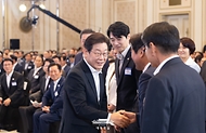 이재명 대통령이 13일 청와대 영빈관에서 열린 국정기획위원회 국민보고대회에 참석하며 인사를 나누고 있다.

