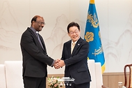이재명 대통령이 11일 서울 용산 대통령실 청사에서 제리 필레이 세계교회협의회(WCC) 총무 접견에 앞서 기념촬영을 하고 있다.

