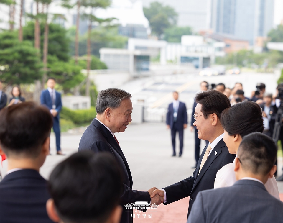 이재명 대통령이 11일 서울 용산 대통령실 청사에서 열린 공식환영식에서 국빈 방한한 또 럼 베트남 당서기장과 악수하고 있다. 
