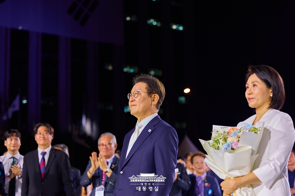 이재명 대통령과 부인 김혜경 여사가 15일 서울 세종대로 광화문광장에서 열린 '광복 80년, 국민 주권으로 미래를 세우다' 제21대 대통령 국민 임명식에 참석해 있다.
