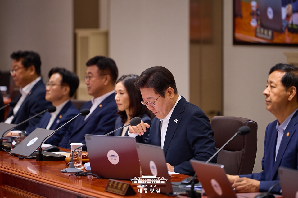이재명 대통령이 11일 서울 용산 대통령실 청사에서 열린 임시 국무회의를 주재하고 있다. 
