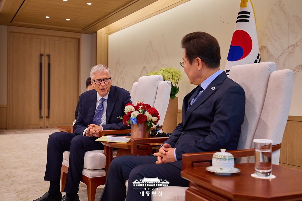 이재명 대통령이 21일 서울 용산 대통령실에서 빌 게이츠 게이츠재단 이사장과 대화하고 있다.
