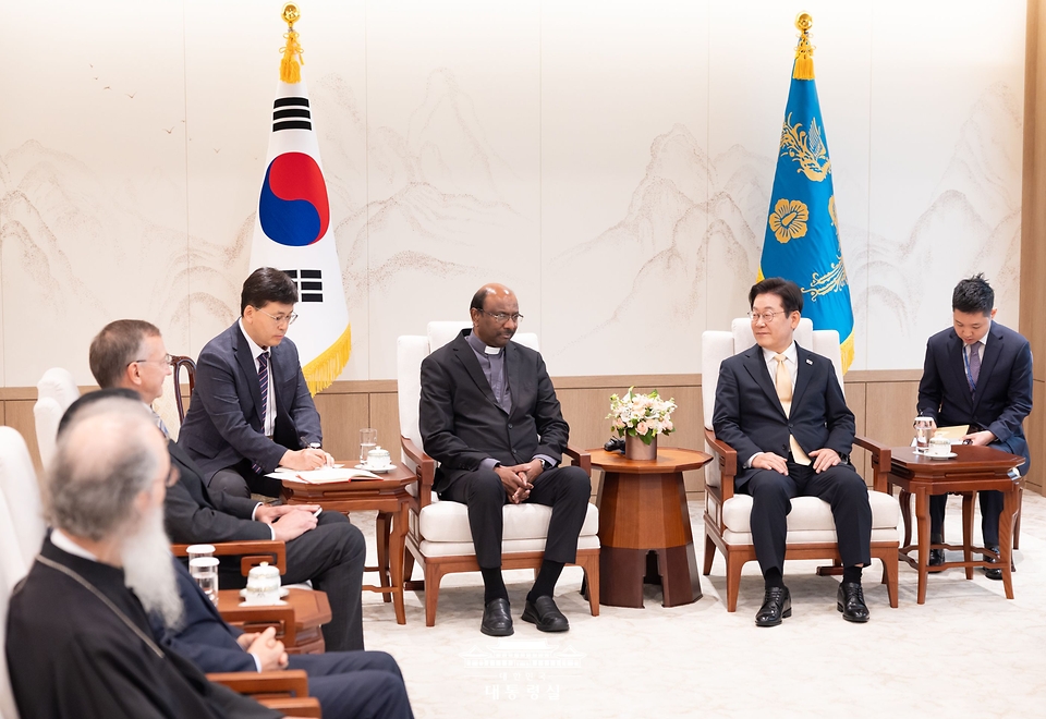 이재명 대통령이 11일 서울 용산 대통령실 청사에서 제리 필레이 세계교회협의회(WCC) 총무를 접견하고 있다. 

