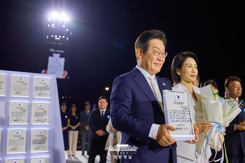 이재명 대통령이 15일 서울 세종대로 광화문광장에서 열린 '광복 80년, 국민 주권으로 미래를 세우다' 제21대 대통령 국민 임명식에서 국민 대표 80인이 참여한 임명장을 전달 받고 있다.
