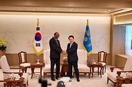 이재명 대통령이 11일 서울 용산 대통령실 청사에서 제리 필레이 세계교회협의회(WCC) 총무 접견에 앞서 기념촬영을 하고 있다.
