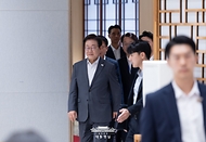 이재명 대통령이 1일 서울 용산 대통령실 청사에서 열린 전국 시·도지사 간담회에 입장하고 있다.
