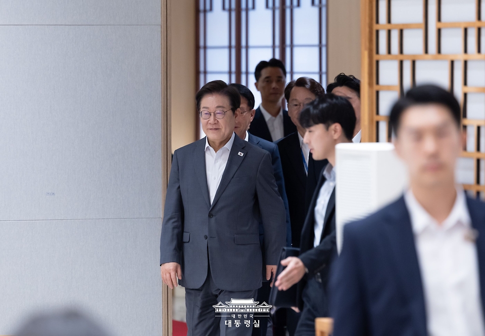 이재명 대통령이 1일 서울 용산 대통령실 청사에서 열린 전국 시·도지사 간담회에 입장하고 있다.
